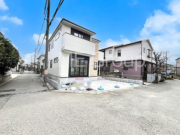 ~Exterior~ 前面道路は閑静な住宅地をはしる車通りの少ない道路。駐車の出し入れもらくらくです!ご不明点・現地見学のご希望は、お気軽にお問い合わせください!