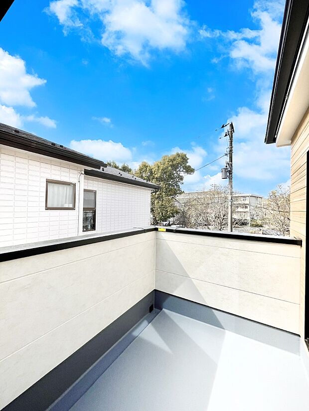 ~Balcony~ バルコニーは温かい陽がさしこみ、お布団や洗濯物を気持ちよく干すことができます。 使いやすく開放的なバルコニーです♪陽ざしがたっぷり降り注ぐ、バルコニー付き住まい。
