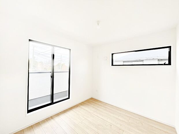 ~Bed Room~ バルコニーからの採光で朝もスッキリ目が覚めそうですね!穏やかな光が差し込む室内には、穏やかな時間が流れます。休日には、落ち着いた空間で自分の趣味を楽しむのはいかがですか。