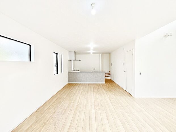 ~Living~ ここにはみんなが集い、食事と楽しい会話が始まる。話に夢中になりすぎて、ついつい時を忘れ夜半過ぎになってしまう。そんな束の間の幸せを感じさせてくれる場所でありたい。