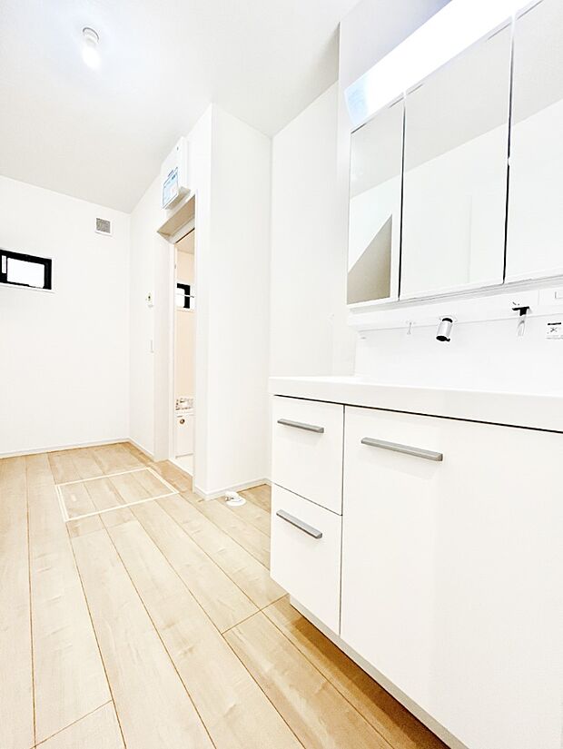 ～Dressing Room～　暗くなりがちな洗面所も窓があると採光と換気が可能なので気持ちよくお使い頂けます。三面鏡タイプの洗面台は鏡裏収納で散らかりがちな洗面所もスッキリ♪