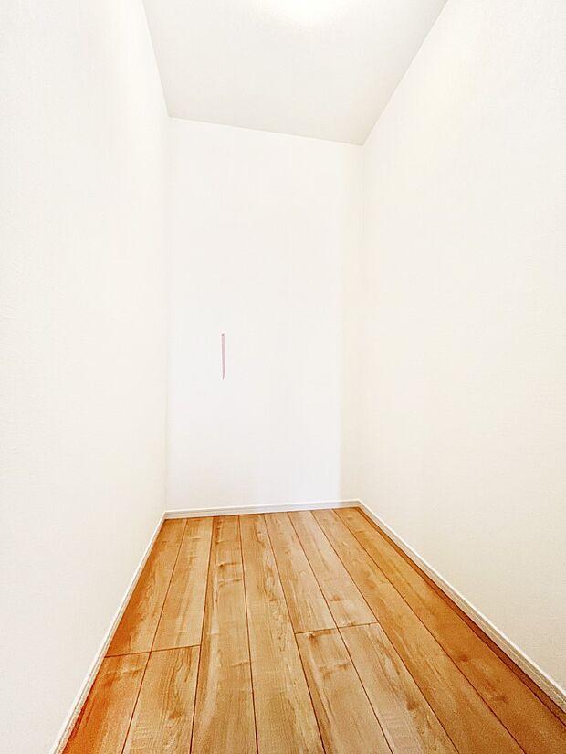 ~Walk-in Closet~ 必要なものやコーディネートを一覧して確認でき、身支度や準備が短時間で済むウォークインクローゼットを設置しました。家の中をすっきりとさせる便利な収納スペースです。