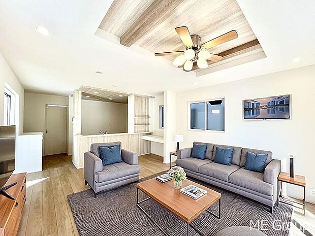 ◆1号棟◆~Living~ 家族の会話や笑顔が行き交うリビングです。大きなソファやダイニングテーブルでゆったり食事をしたりくつろぎたい♪そんな夢が叶えられる空間です!※家具はCGです