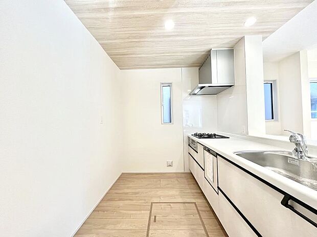 ◆1号棟◆~Kitchen~ 自然光が入る窓のあるキッチン☆毎日使う場所だからこそ、使い勝手を考慮しました。ゆったりとしたキッチンコーナーは質感豊かな仕上がりとなっております。