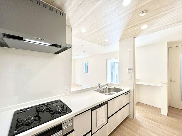 ◆1号棟◆~Kitchen~ 「さぁ今日は何を作ろう」こんなキッチンなら思いっきり料理ができちゃいます。キッチンからはリビングが一望できます。家族がつながるお家がここにございます。