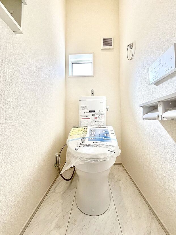 ◆1号棟◆~Toilet~ 清潔感のある水回り♪トイレはウォシュレット付きです◎トイレは毎日使わざるを得ないもの。いつも清潔を保ちたいですね。トイレが2ヶ所あるので朝の混雑時に便利です!