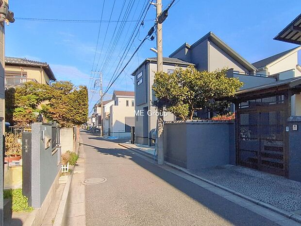 〜Exterior〜　カースペースは嬉しい2台分！周辺は車通りが少ないため、落ち着いて運転でき、車庫入れが苦手な方でもスイスイ楽に駐車できます。来客時にも便利で安心です♪  