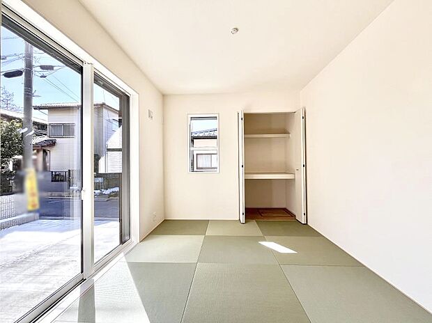 ◆1号棟◆~Japanese Room~ LDK隣接の和室は、アイロンがけなど奥様の家事スペースとして、また小さなお子様のいるご家庭ではお昼寝やおむつ替えの場としてご活用いただけます。