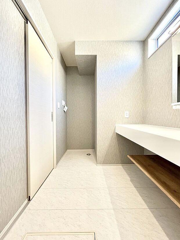 ◆1号棟◆清潔感のある快適空間です。毎日の身支度も気持ち良くお使い頂けます。