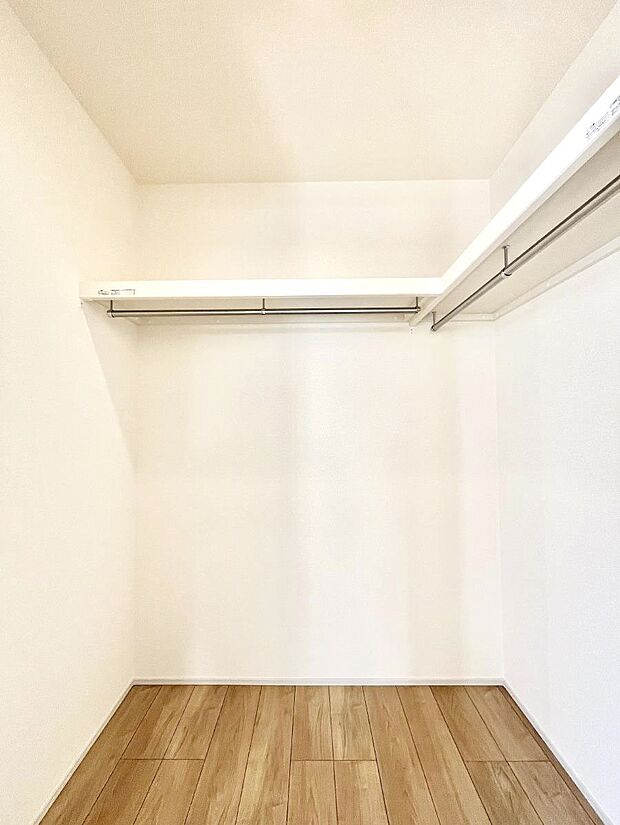 ◆1号棟◆~Walk-in Closet~ たくさんの洋服をかけてもシワになりにくいウォークインクローゼット。洋服以外にも、普段使わない家電やスーツケース、ストック品など何でも片付く嬉しい空間です。
