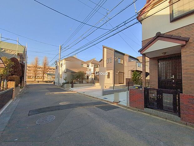 〜Exterior〜　前面道路：西 6m 公道　前面道路は閑静な住宅地をはしる車通りの少ない道路。駐車の出し入れもらくらくです！ご不明点・現地見学のご希望は、お気軽にお問い合わせください！