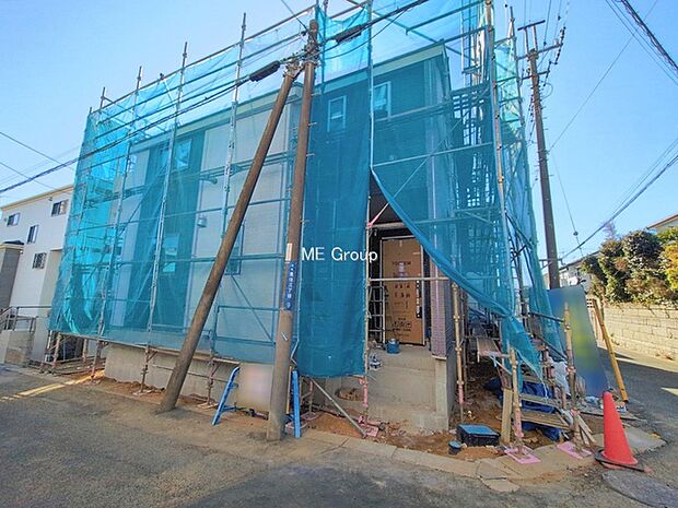 〜Exterior〜　角地により陽当り・風通し良好です。一戸建ての大きなメリットは、自分達の「土地」を「自由に」使える事です。ガーデニングやＤＩＹ，車やバイクの趣味など様々な用途で利用できます。