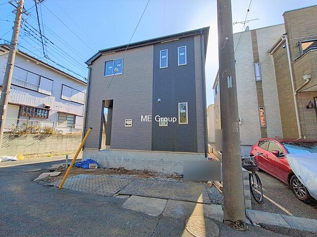 〜Exterior〜 角地により陽当り・風通し良好です。一戸建ての大きなメリットは、自分達の「土地」を「自由に」使える事です。ガーデニングやDIY,車やバイクの趣味など様々な用途で利用できます。