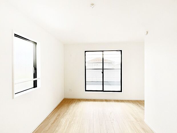 ~Bed Room~ バルコニーからの明るい日差しが差し込みます。日照に恵まれたお部屋。柔らかい自然光で朝目覚める暮らしが送れるだろう。また、機能的な収納を配置して、片付いた空間も実現出来そう。