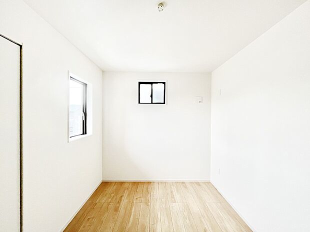 ~Bed Room~ 木の温もりがやさしいフローリングは安らぎをもたらすプライベート空間。明るめのフローリングですので、壁紙ともマッチし、お部屋を更に広く見せてくれる効果も。