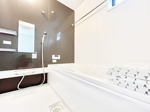 ~Bath Room~ 落ち着いた雰囲気の浴室で明日に向けてリフレッシュ。浴室乾燥機能も付いているので隣の洗濯機置き場で洗い上がった洗濯物を、雨の日も天気を気にせず乾燥させることも可能です。