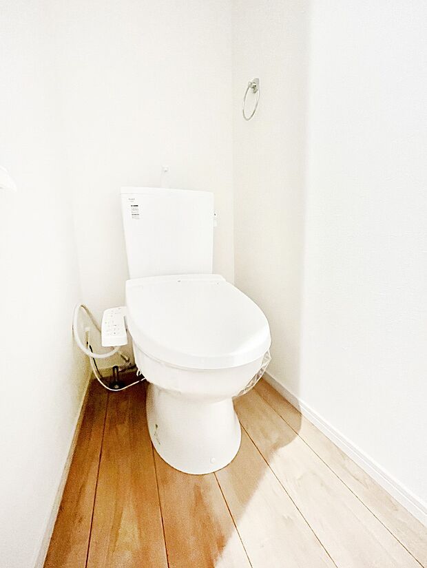 ~Toilet~ 綺麗・スッキリ・快適なウォシュレット付トイレでくつろげる空間です。トイレは毎日使わざるを得ないもの。いつも清潔を保ちたいですね。トイレが2ヶ所あるので朝の混雑時に便利です!