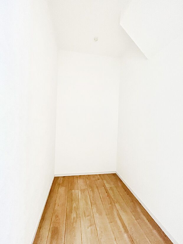 ~Walk-in Closet~ 必要なものやコーディネートを一覧して確認でき、身支度や準備が短時間で済むウォークインクローゼットを設置しました。家の中をすっきりとさせる便利な収納スペースです。