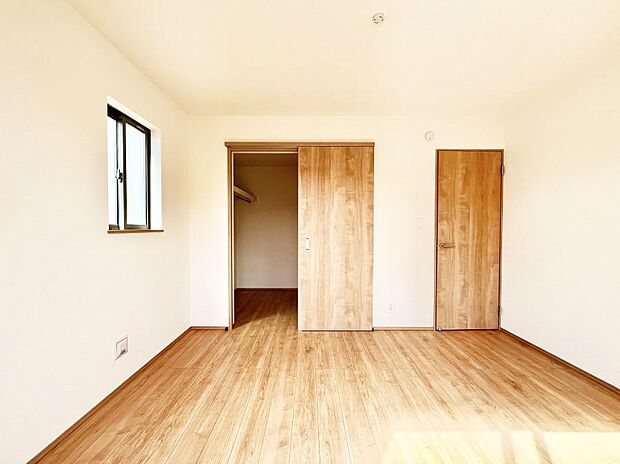~Bed Room~ 全居室には収納クローゼットを完備!普段使いのお洋服や小物はもちろん、季節物のお洋服などもしっかりと整理整頓おしまい頂けます。 居室空間を広く使用できますね。