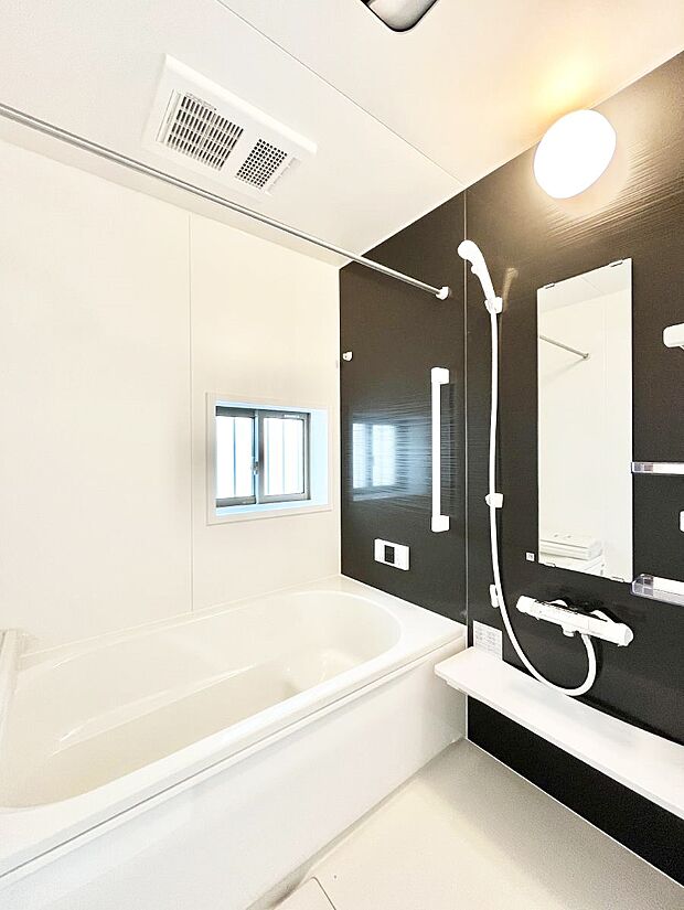 ~Bath Room~ 落ち着いた雰囲気の浴室で明日に向けてリフレッシュ。浴室乾燥機能も付いているので隣の洗濯機置き場で洗い上がった洗濯物を、雨の日も天気を気にせず乾燥させることも可能です。