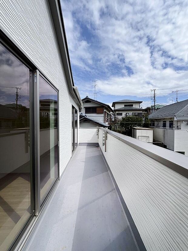 ~Balcony~ 南向きのバルコニーの前には雲以外に太陽を遮るものがありません。お洗濯物も乾きやすく、何より明るく気持ちのいい光が入ってきます。使いやすく開放的なバルコニーです♪