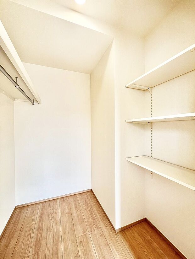 ~Walk-in Closet~ 必要なものやコーディネートを一覧して確認でき、身支度や準備が短時間で済むウォークインクローゼットを設置しました。家の中をすっきりとさせる便利な収納スペースです。