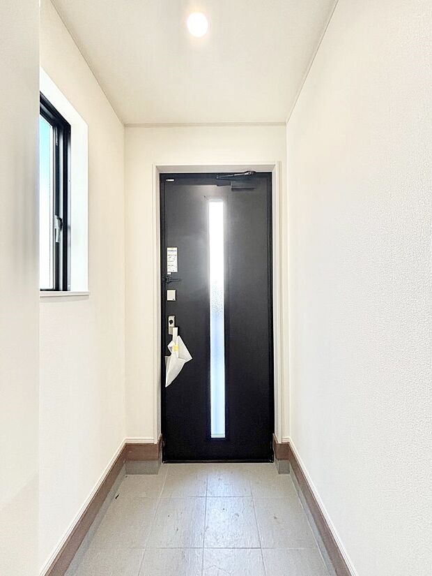 〜Entrance〜　玄関は家の顔といわれますが我が家のセンスをさりげなく感じさせる魅力ある玄関造りも楽しみの一つ。帰宅する度に家族がほっとできる心地よい空間造りも大切ですね♪