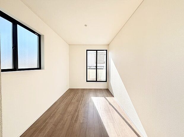 〜Bed Room〜　バルコニーからの明るい日差しが差し込みます。日照に恵まれたお部屋。柔らかい自然光で朝目覚める暮らしが送れるだろう。また、機能的な収納を配置して、片付いた空間も実現出来そう。