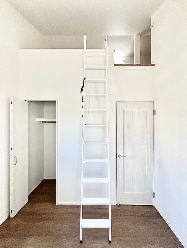 ~Bed Room~ 子供部屋はお子様にとって大変重な役割があります。子供一人で過ごす空間を与えることで、宿題や勉強時間も自然と増えまた自ら部屋の片付けや掃除なども促すことに繋がります。