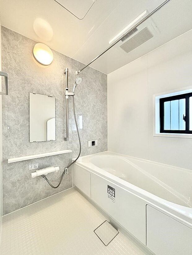 ~Bath Room~ 落ち着いた雰囲気の浴室で明日に向けてリフレッシュ。浴室乾燥機能も付いているので隣の洗濯機置き場で洗い上がった洗濯物を、雨の日も天気を気にせず乾燥させることも可能です。