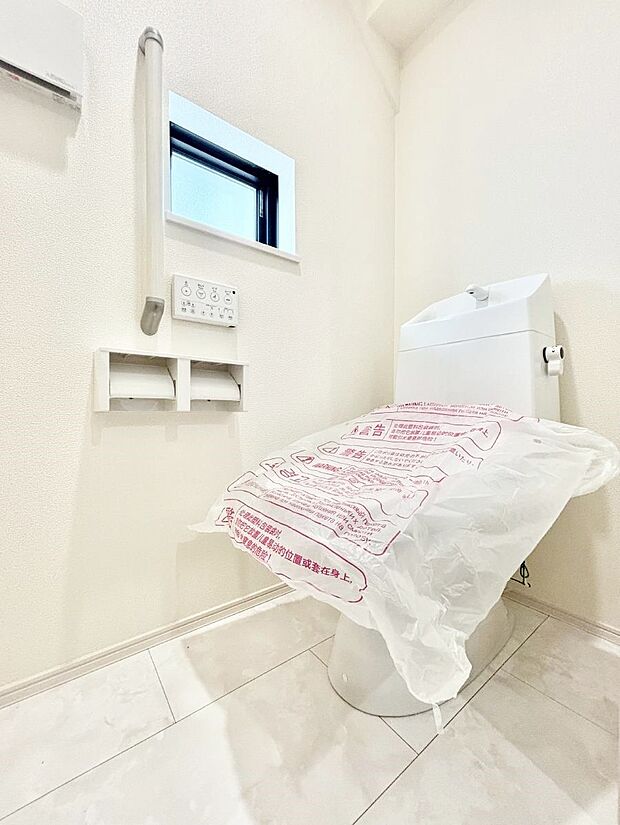 ~Toilet~ 綺麗・スッキリ・快適なウォシュレット付トイレでくつろげる空間です。1、2階共にトイレスペース!採光もあり明るく、快適空間となっております♪毎日使う場所だからこその配慮です!