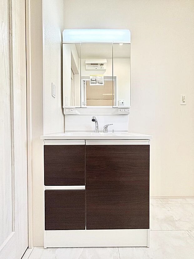 ~Dressing Room~ 清潔感溢れる色合いで統一されていると、スッキリと整った印象をうけます。 鏡の裏にはたっぷりと収納スペースを標準装備! 水廻りは、シンプルかつ機能性を重視して。