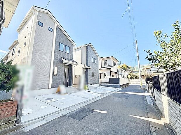 〜Exterior〜　前面道路は閑静な住宅地をはしる車通りの少ない道路。駐車の出し入れもらくらくです！ご不明点・現地見学のご希望は、お気軽にお問い合わせください！