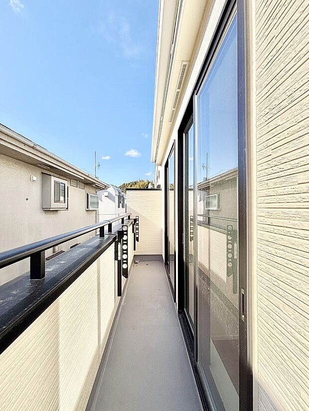 ~Balcony~ バルコニーは温かい陽がさしこみ、お布団や洗濯物を気持ちよく干すことができます。 使いやすく開放的なバルコニーです♪陽ざしがたっぷり降り注ぐ、バルコニー付き住まい。