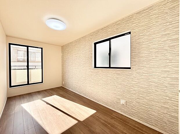 ~Bed Room~ 2面採光を確保した明るい室内は、風通しも良く、大変居心地の良い空間となっております。爽やかな風を感じて起きる朝は、快適生活の始まりに!日当たりや通風がとても良い住まい♪