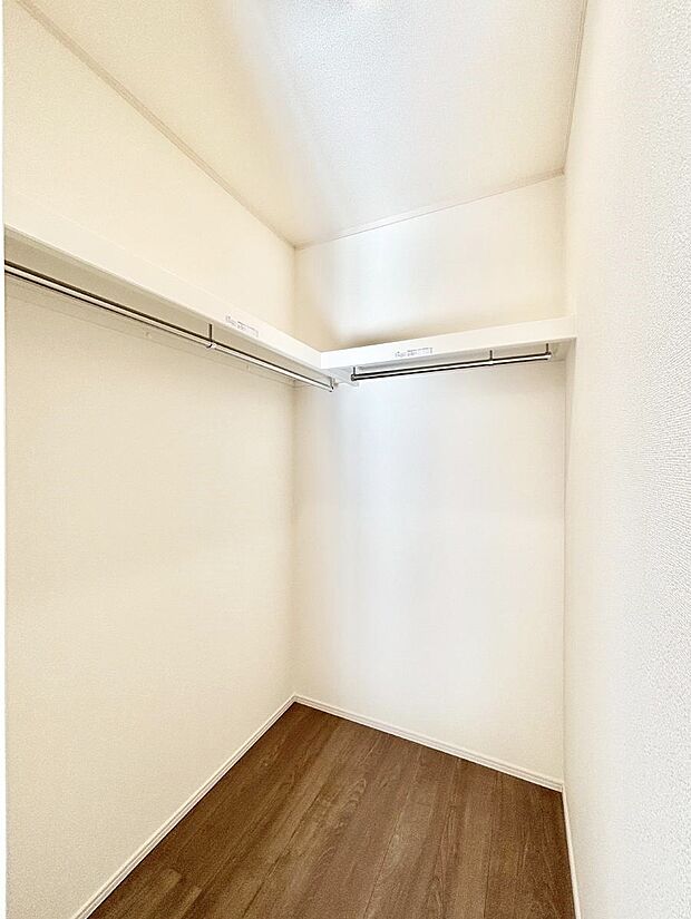 〜Walk-in Closet〜　必要なものやコーディネートを一覧して確認でき、身支度や準備が短時間で済むウォークインクローゼットを設置しました。家の中をすっきりとさせる便利な収納スペースです。