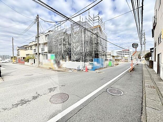 ~Exterior~ 前面道路は閑静な住宅地をはしる車通りの少ない道路。駐車の出し入れもらくらくです!ご不明点・現地見学のご希望は、お気軽にお問い合わせください!