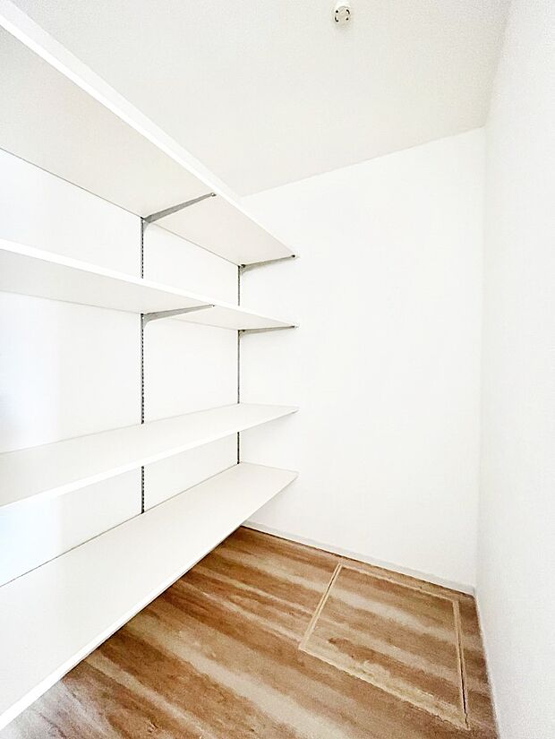 ~Pantry~ キッチン横には保存食や非常食の保管にも便利なパントリー付!※同仕様写真