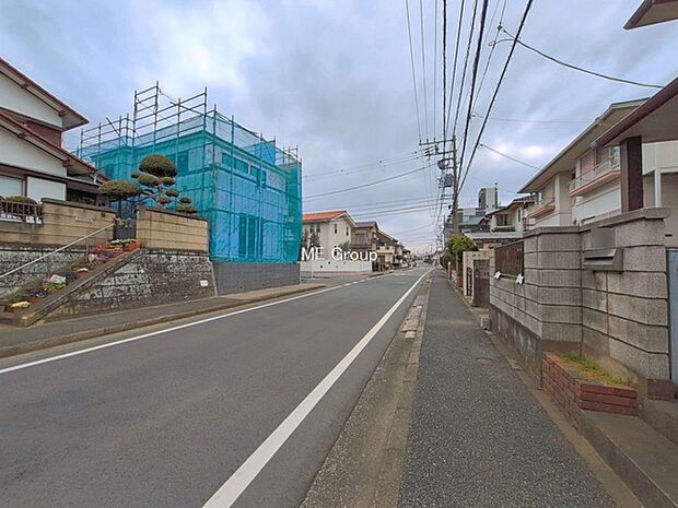 ～Exterior～　前面道路：東 9m 公道、北 6m 公道　低層の一戸建てを中心とした街並みが整然と続き、周辺は高い建物が建っていないので、緑の多い閑静な趣を感じる環境です。