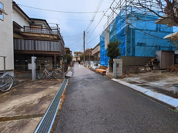 ~Exterior~ 前面道路:南西 4m 公道 前面道路は閑静な住宅地をはしる車通りの少ない道路。駐車の出し入れもらくらくです!ご不明点・現地見学のご希望は、お気軽にお問い合わせください!