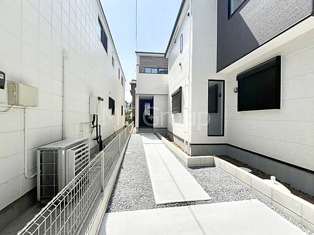 奥まった地形は、車道に面しておらず、静かでプライベート感を味わえる立地です。