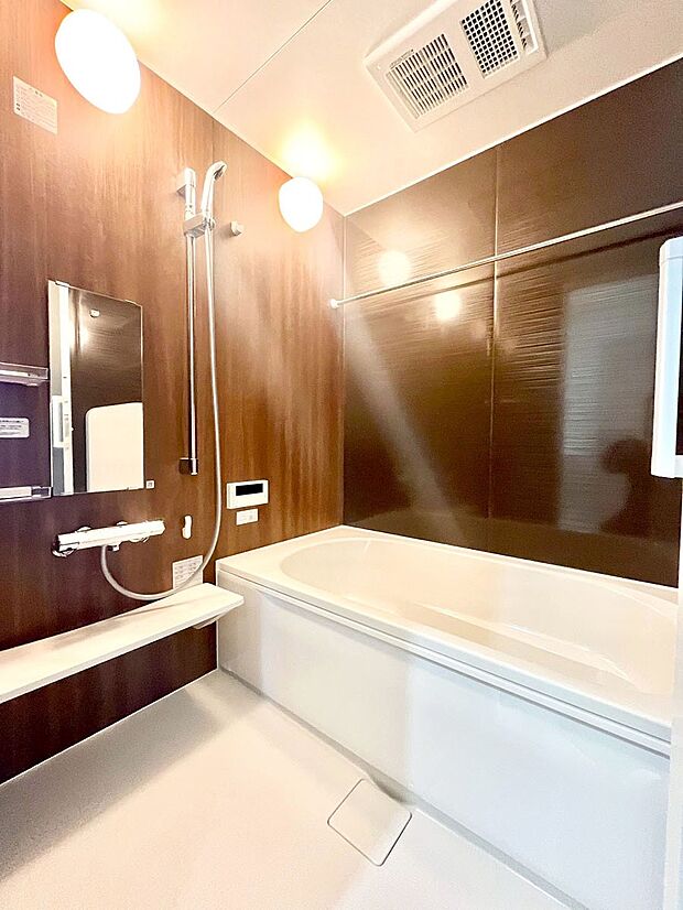 ◆2号棟◆〜Bath Room〜 足を伸ばして入浴することが可能!一日の疲れを癒す貴重なバスタイムです。お子様とご一緒でも十分な広さなので、リビングとは違った家族団欒のひと時をお楽しみいただけます。