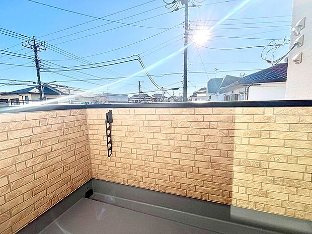◆2号棟◆〜Balcony〜 大きな空に囲まれた気持ちのいい家。バルコニーを覗くだけで圧倒的な開放感に包まれます。バルコニーは陽がさしこみお布団や洗濯物を気持ちよく干すことができます。