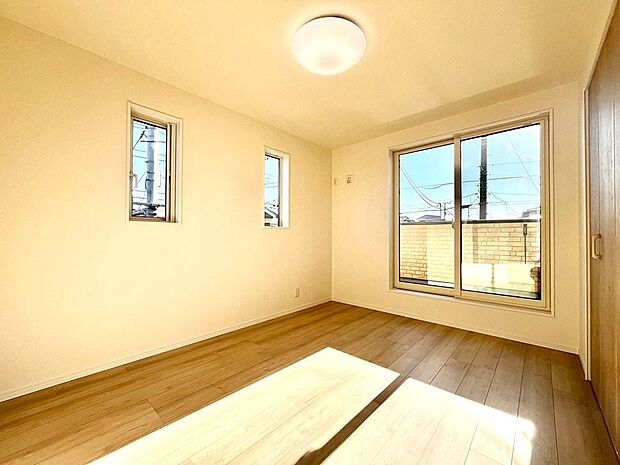 ◆2号棟◆〜Bed Room〜 マンションと違い部屋数が多いのが戸建てのメリットです。ご家族が増えたことで手狭に感じていた住まいも戸建てでは各居室プライバシーを保つことができます。