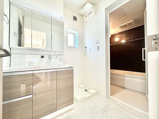 ◆2号棟◆〜Dressing Room〜　暗くなりがちな洗面所も窓があると採光と換気が可能なので気持ちよくお使い頂けます。三面鏡タイプの洗面台は鏡裏収納で散らかりがちな洗面所もスッキリ♪