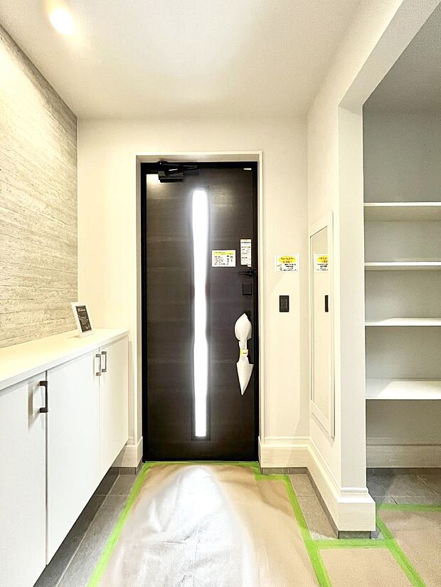 ~Entrance~ 家の中でお客様を迎える最初の場所である玄関は、家の印象そのものです!豊富な玄関収納で、常に綺麗に保つことが出来ます♪玄関にはたっぷり収納の下駄箱を完備!