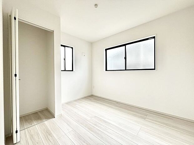 ~Bed Room~ 部屋数が多いのが戸建てのメリットです。ご家族が増えたことで手狭に感じていた住まいも戸建てでは各居室プライバシーを保つことができます。住まいにゆとりが生まれ心もリラックスできます♪