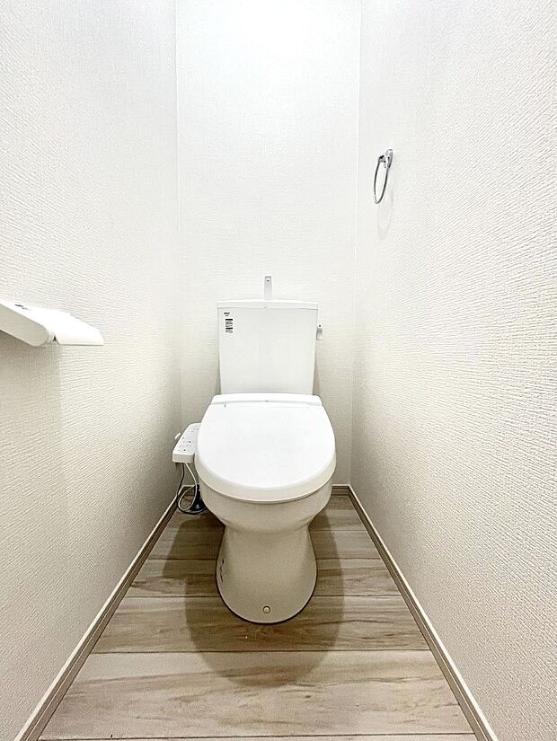 ~Toilet~ 綺麗・スッキリ・快適なウォシュレット付トイレでくつろげる空間です。トイレは毎日使わざるを得ないもの。いつも清潔を保ちたいですね。トイレが2ヶ所あるので朝の混雑時に便利です!