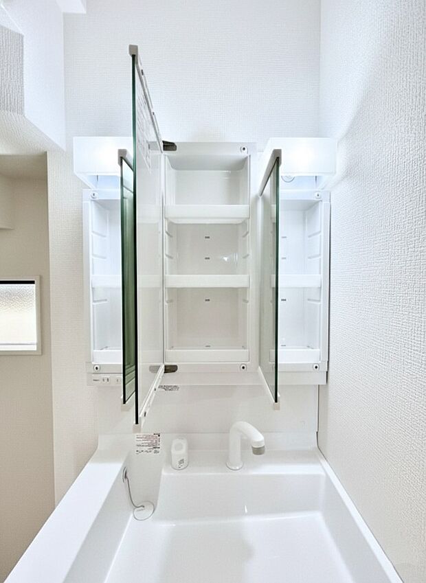 三面鏡の裏に、化粧品や衛生用品などを収納可能。洗面台をすっきりと保ちます!※同仕様写真