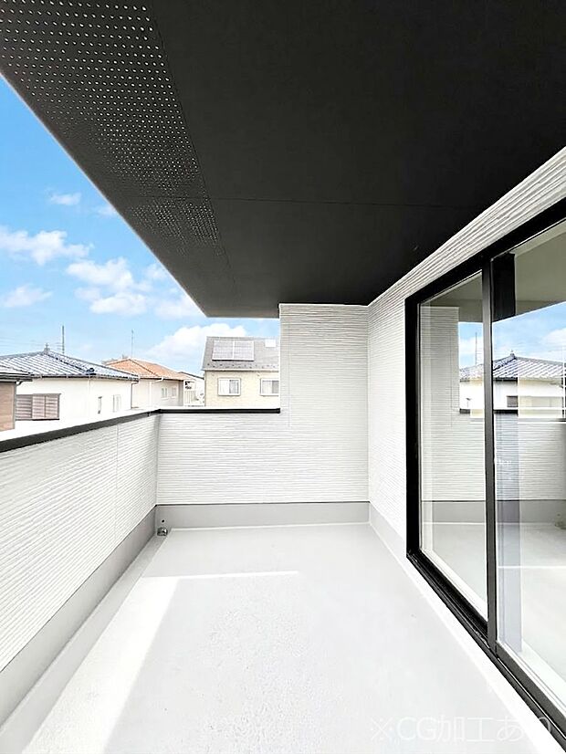 ~Balcony~ 南向きのバルコニーの前には雲以外に太陽を遮るものがありません。お洗濯物も乾きやすく、何より明るく気持ちのいい光が入ってきます。使いやすく開放的なバルコニーです♪